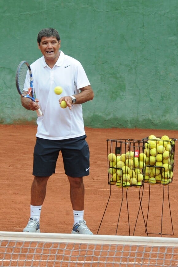 Toni Nadal, oncle et entraineur de Rafael Nadal , donne un cours de tennis a des enfants a Marbella le 29 septembre 2013