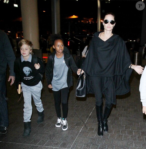 Angelina Jolie et ses enfants Shiloh Nouvel Jolie-Pitt, Zahara Marley Jolie-Pitt, Pax Thien Jolie-Pitt quittant Los Angeles pour Londres le 7 mars 2016