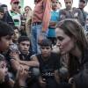 L'ambassadrice de l'Agence pour les réfugiés des Nations-Unies Angelina Jolie rendant visite à des réfugiés syriens dans un camp à la frontière jordanienne le 18 juin 2013