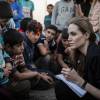 L'ambassadrice de l'Agence pour les réfugiés des Nations-Unies Angelina Jolie rendant visite à des réfugiés syriens dans un camp à la frontière jordanienne le 18 juin 2013