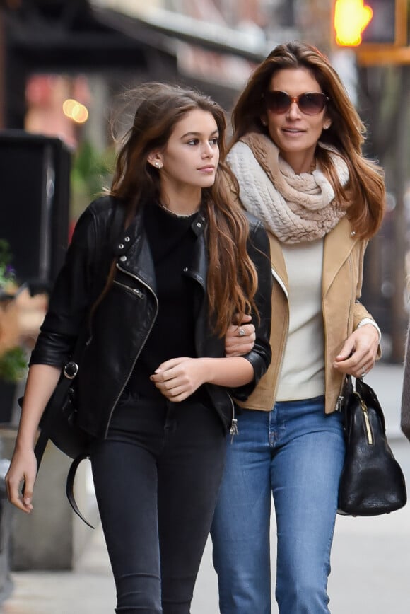 Cindy Crawford se promène avec sa fille Kaia Jordan Gerber dans les rues de New York. Le 22 novembre 2015