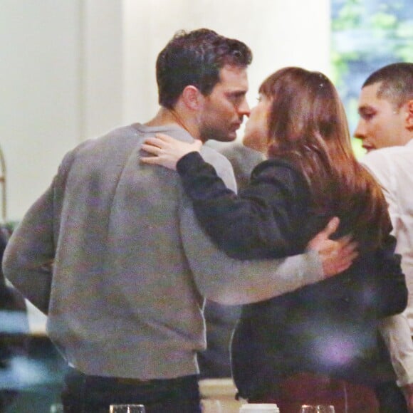 Jamie Dornan et Dakota Johnson tournent une scène de dîner pour le film "50 Nuances plus sombre" à Vancouver le 15 mars 2016.