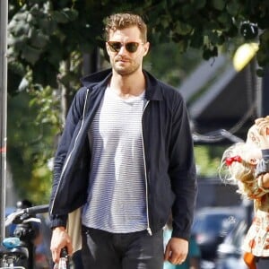 Jamie Dornan et sa femme Amelia Warner avec leur fille Dulcie à Notting Hill le 10 septembre 2015.