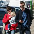 Jamie Dornan et sa femme Amelia Warner avec leur fille Dulcie à Londres le 7 avril 2015.