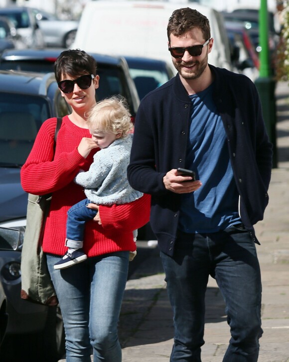 Jamie Dornan et sa femme Amelia Warner avec leur fille Dulcie à Londres le 7 avril 2015.