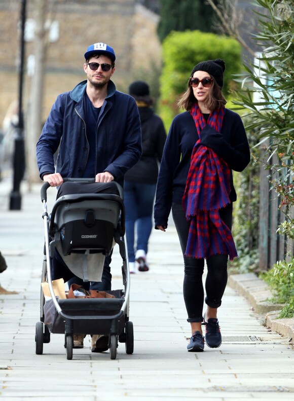 Exclusif - Jamie Dornan, sa femme Amelia Warner et leur fille profitent du beau temps londonien pour se promener à Londres, le 7 mars 2014. L'acteur du film "Cinquante nuances de Grey" (Fifty Shades of Grey) semble heureux et détendu avec sa fille dans les bras.