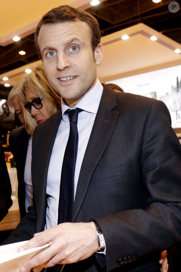Emmanuel Macron au salon du livre de Paris le 17 mars 2016. © Cédric Perrin/Bestimage