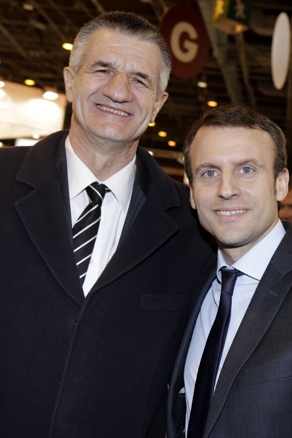 Jean Lassalle et Emmanuel Macron au salon du livre de Paris le 17 mars 2016. © Cédric Perrin/Bestimage