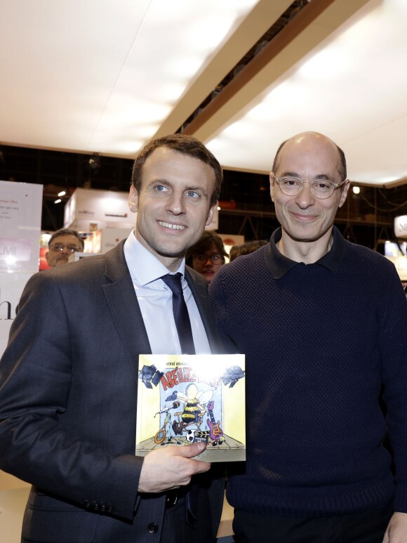 Emmanuel Macron et Bernard Werber au salon du livre de Paris le 17 mars 2016. © Cédric Perrin/Bestimage