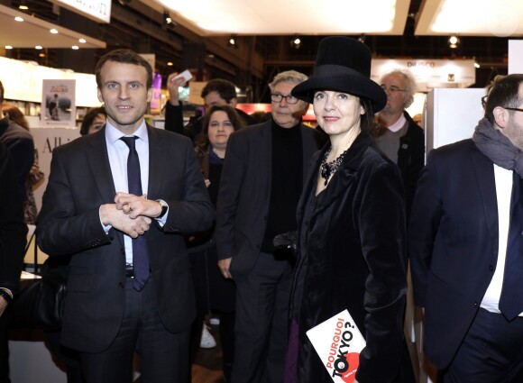 Emmanuel Macron et Amélie Nothomb au salon du livre de Paris le 17 mars 2016. © Cédric Perrin/Bestimage