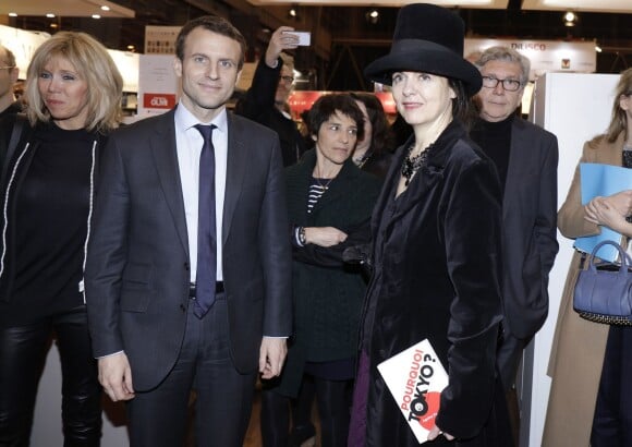 Emmanuel Macron avec sa femme Brigitte Trogneux et Amélie Nothomb au salon du livre de Paris le 17 mars 2016. © Cédric Perrin/Bestimage