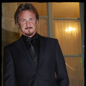 En marge de la COP 21, Sean Penn, fondateur de l'organisation humanitaire pour Haïti J/P Haitian Relief Organization (J/P HRO) reçu par Ségolène Royal au ministère de l'Ecologie, du développement durable et de l'énergie, à Paris, le 5 décembre 2015. © Alain Guizard / Bestimage