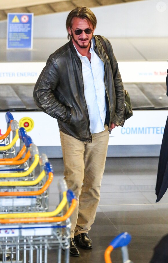 Sean Penn arrive à l'aéroport de Paris-Charles-de-Gaulle à Roissy-en-France le 29 octobre 2015.