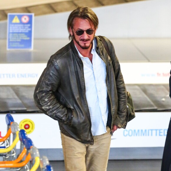 Sean Penn arrive à l'aéroport de Paris-Charles-de-Gaulle à Roissy-en-France le 29 octobre 2015.