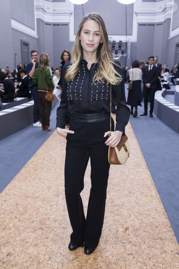 Dylan Frances Penn (fille de Sean Penn et Robin Wright) au défilé de mode Chloé collection prêt-à-porter Printemps/Eté 2016 lors de la fashion week au Grand Palais à Paris le 1er octobre 2015.