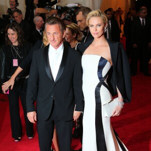 Sean Penn et Charlize Theron à la Soirée du Met Ball / Costume Institute Gala 2014: "Charles James: Beyond Fashion" à New York. Le 5 mai 2014.