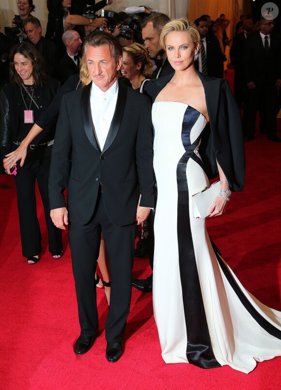 Sean Penn et Charlize Theron à la Soirée du Met Ball / Costume Institute Gala 2014: "Charles James: Beyond Fashion" à New York. Le 5 mai 2014.
