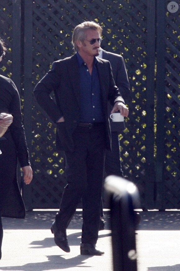 Sean Penn fume une cigarette lors des Film Independent Spirit Awards à Santa Monica, Los Angeles, le 27 février 2016