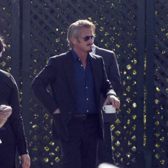 Sean Penn fume une cigarette lors des Film Independent Spirit Awards à Santa Monica, Los Angeles, le 27 février 2016