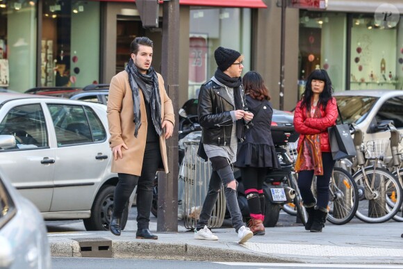 Exclu - Le chanteur Olympe et son compagnon Julien dans les rues de Paris, le 5 mars 2016