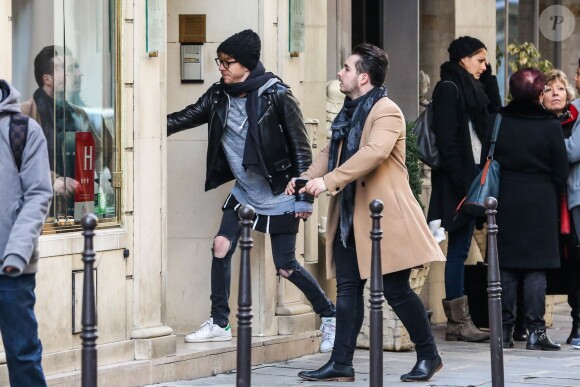 Exclu - Olympe et son compagnon Julien dans les rues de Paris, le 5 mars 2016. Ils rentrent à leur hôtel.