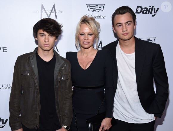 Pamela Anderson, Dylan Lee & Brandon Lee lors de la soirée The Daily Front Row's à Los Angeles le 20 mars 2016