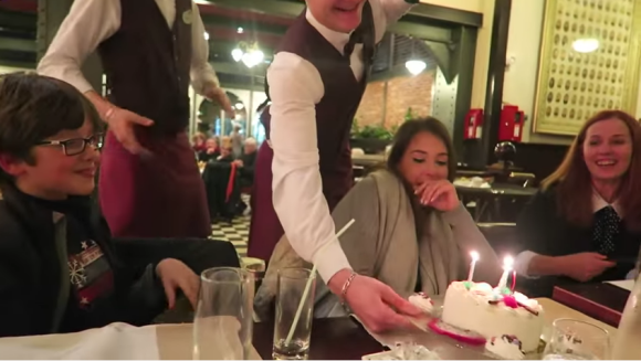 EnjoyPhoenix fete ses 21 ans : Son anniversaire en famille à Disneyland. La surprise de sa soeur Juliette au restaurant !