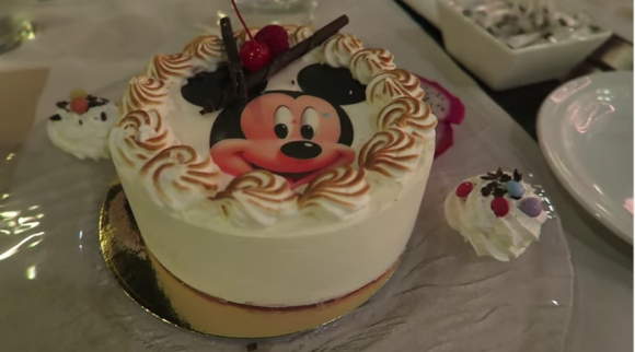 EnjoyPhoenix fete ses 21 ans : Un gâteau Mickey ? La surprise de sa soeur Juliette