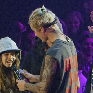 Justin Bieber, avec une fan, en concert à Seattle le 9 mars 2016.