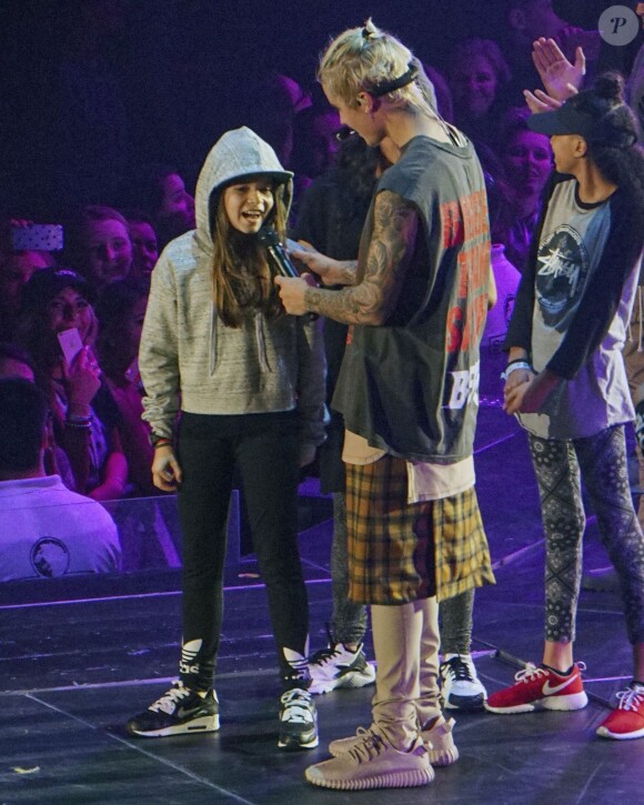 Justin Bieber, avec une fan, en concert à Seattle le 9 mars 2016.