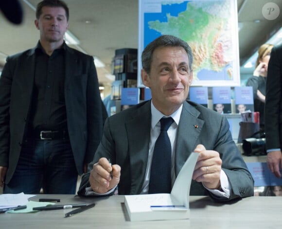 Nicolas Sarkozy dédicace son livre "La France pour la vie" à librairie Decitre à Lyon, le 10 mars 2016. © Vincent Dargent/Bestimage