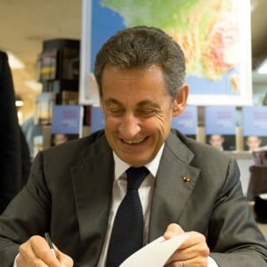 Nicolas Sarkozy dédicace son livre "La France pour la vie" à librairie Decitre à Lyon, le 10 mars 2016. © Vincent Dargent/Bestimage