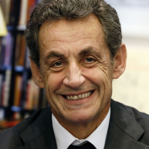 Nicolas Sarkozy, président du parti "Les Républicains", dédicace son livre "La France pour la vie" dans une librairie à Bordeaux le 9 février 2016. © Patrick Bernard/ Bestimage