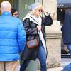 Jennifer Lawrence de sortie à New York, porte un manteau Alberta Ferretti et des bottines Givenchy (modèle Perla). Le 22 mars 2016.