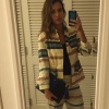 Jessica Alba, en vacances au Mexique et prête à sortir pour dîner, porte un ensemble veste et pantalon en soie H&M Studio (collection printemps-été 2016), une pochette de la collection WhoWearWhat pour Target et des sandales Céline. Photo publiée le 20 mars 2016.