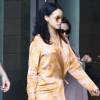 Rihanna surprise à Miami, porte des lunettes de soleil Chris Habana pour Gentle Monster, une robe en satin Dries Van Noten et un sac Christian Dior (modèle Diorever, en agneau métalisé et froissé). Le 14 mars 2016.