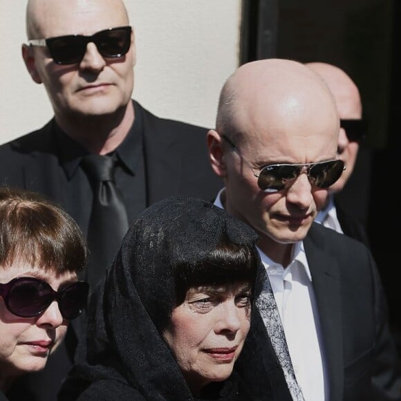 La chanteuse française Mireille Mathieu, sa soeur Monique Mathieu et le reste de la famille - Obsèques de Marcelle-Sophie Mathieu en l'église Notre Dame de Lourdes en Avignon, le 24 Mars 2016. © Patrick Bernard/ Bestimage