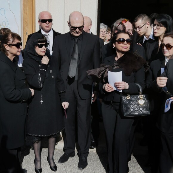 La chanteuse française Mireille Mathieu, sa soeur Monique Mathieu et le reste de la famille - Obsèques de Marcelle-Sophie Mathieu en l'église Notre Dame de Lourdes en Avignon, le 24 Mars 2016. © Patrick Bernard/ Bestimage