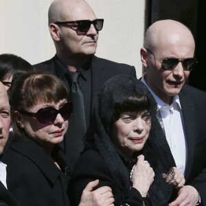 La chanteuse française Mireille Mathieu, sa soeur Monique Mathieu et le reste de la famille - Obsèques de Marcelle-Sophie Mathieu en l'église Notre Dame de Lourdes en Avignon, le 24 Mars 2016. © Patrick Bernard/ Bestimage