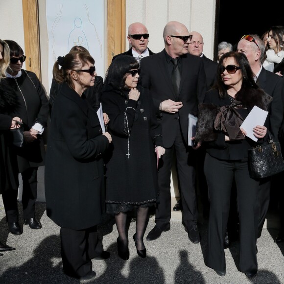 La chanteuse française Mireille Mathieu, sa soeur Monique Mathieu et le reste de la famille - Obsèques de Marcelle-Sophie Mathieu en l'église Notre Dame de Lourdes en Avignon, le 24 Mars 2016. © Patrick Bernard/ Bestimage