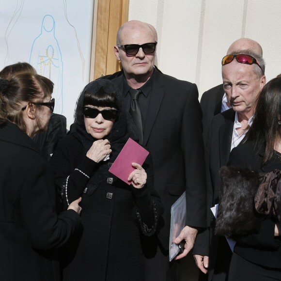 La chanteuse française Mireille Mathieu, sa soeur Monique Mathieu et le reste de la famille - Obsèques de Marcelle-Sophie Mathieu en l'église Notre Dame de Lourdes en Avignon, le 24 Mars 2016. © Patrick Bernard/ Bestimage