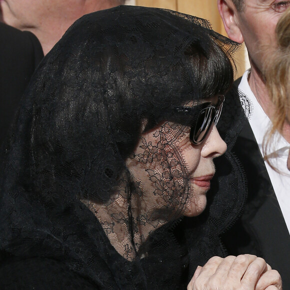 Mireille Mathieu - Obsèques de Marcelle-Sophie Mathieu en l'église Notre Dame de Lourdes en Avignon, le 24 Mars 2016. © Patrick Bernard/ Bestimage