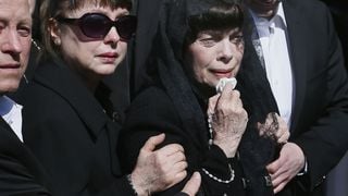 Mireille Mathieu : Très émue en famille aux obsèques de sa mère adorée