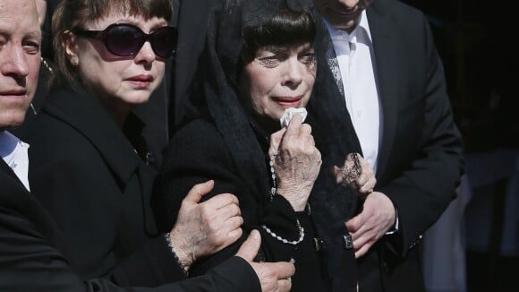 Mireille Mathieu : Très émue en famille aux obsèques de sa mère adorée