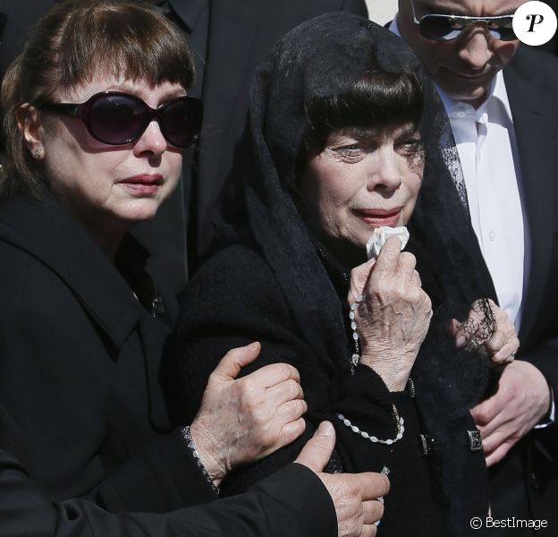 Mireille Mathieu Tres Emue En Famille Aux Obseques De Sa Mere Adoree Purepeople