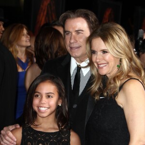 John Travolta, sa femme Kelly Preston et Asia Monet Ray à la Première du film "The People v. O.J. Simpson : American Crime Story" à Los Angeles. Le 27 janvier 2016