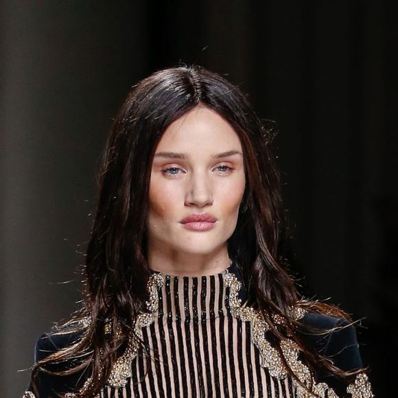 Rosie Huntington-Whiteley - Défilé Balmain (collection automne-hiver 2016/2017) Paris, le 3 mars 2016.