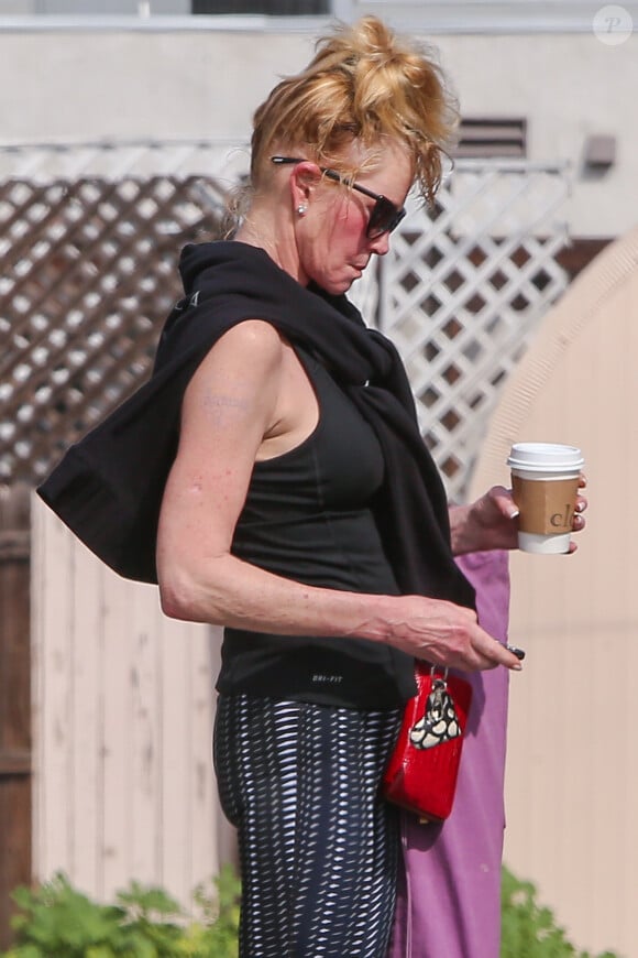 Exclusif - Melanie Griffith quitte son cours de yoga à Los Angeles le 21 mars 2016. On voit très clairement qu'elle a fait effacer le tatouage qu'elle avait fait à l'époque ou elle était en couple avec Antonio Banderas.