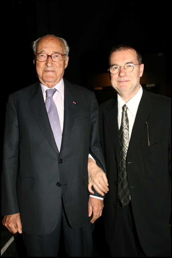 Alain Decaux et le directeur du théâtre Silvia Montfort en 2006