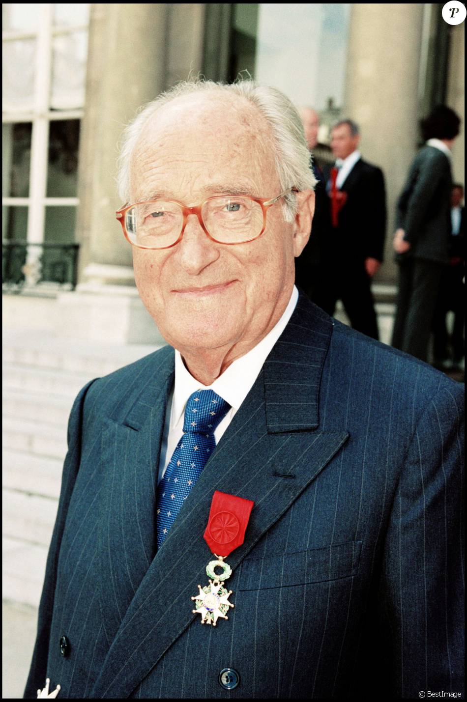 Alain Decaux fait grand officier de la Légion d'honneur en 2000